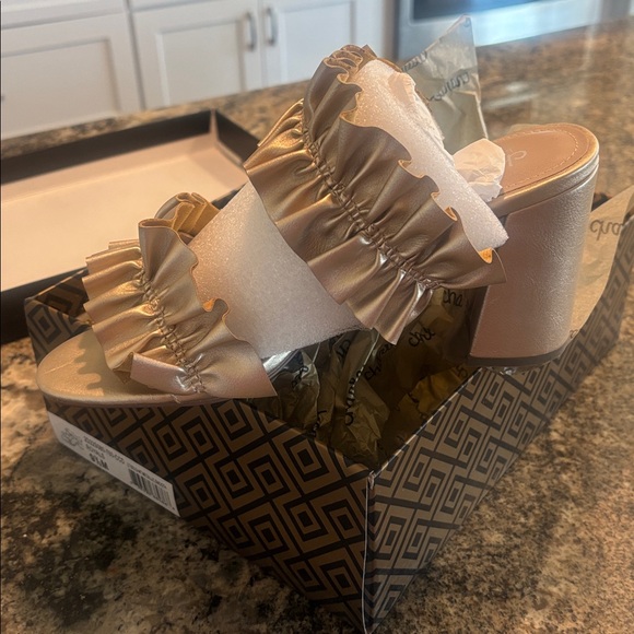 New Women’s Charles by Charles David Royals.  Color Mettalic.  Size 9.5 - Picture 3 of 4